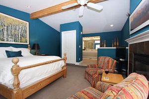 sonoma lodge room with bed and two chairs