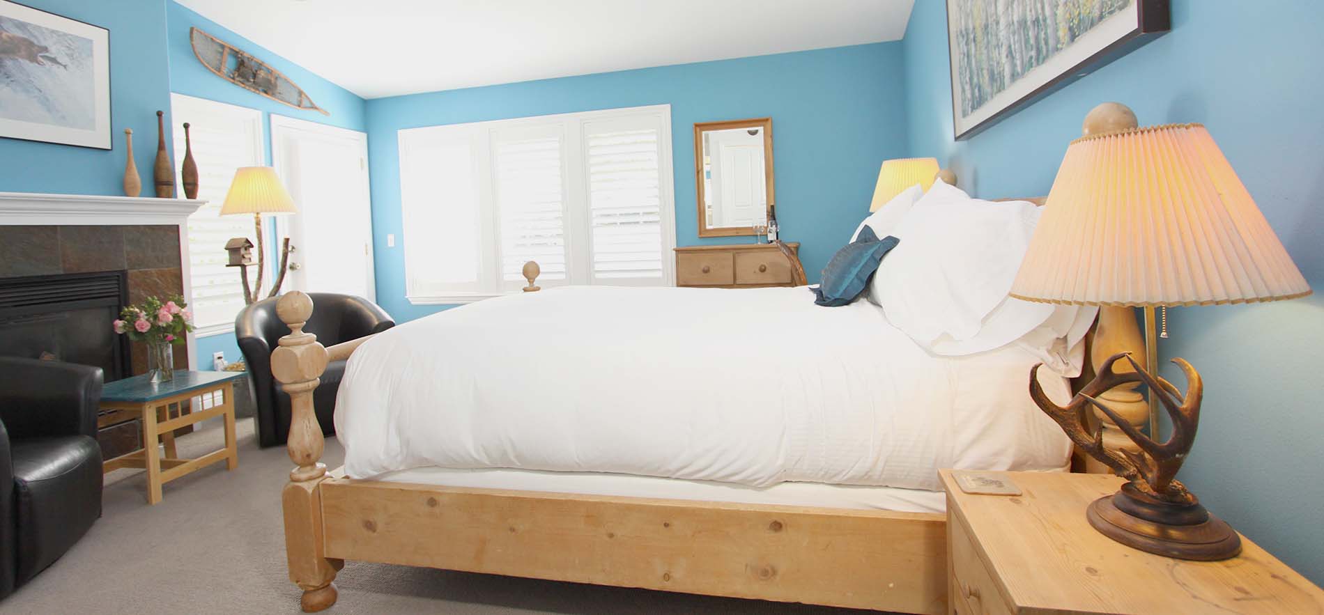 sonoma lodge room with bed and two chairs