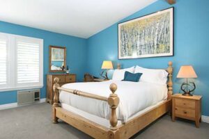 sonoma lodge room with bed and two chairs
